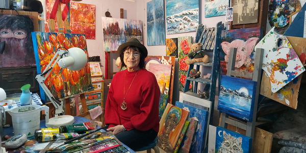 Kunstenaar Sera Janssens in haar atelier.